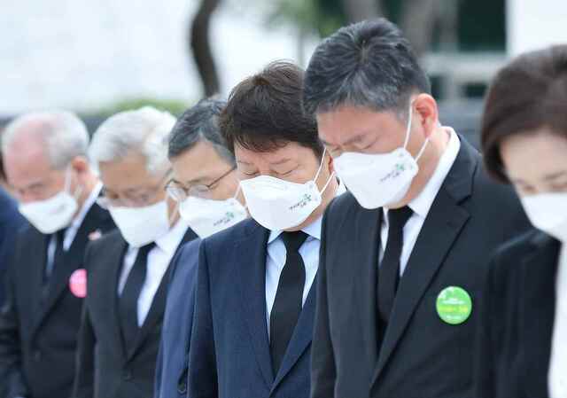 ▲ 권영진 대구시장은 제41주년 5·18 민주화운동기념식에 참석해 광주 국립 5.18. 민주묘역을 참배해 묵념을 하고 있다.ⓒ대구시