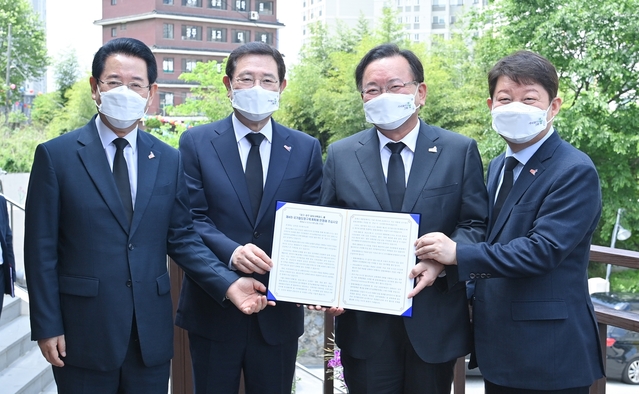 ▲ 권영진 대구시장이 5월 18일(화) 대구~광주 달빛내륙철도의 제4차 국가철도망 반영을 위해 김부겸 국무총리에게 영호남 6개 시도 공동건의문을 전달하고 있다(왼쪽부터 김영록 전남도지사, 이용섭 광주시장, 김부겸 국무총리, 권영진 대구시장).ⓒ대구시