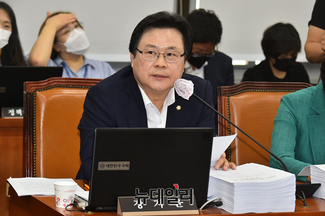 ▲ 국회 보건복지위원회 소속 강기윤 국민의힘 의원이 18일국내 거주 중인 불법체류자가 최근 5년 사이 87% 증가한 반면, 정부의 불법체류자 적발 건수는 390% 감소했다고 밝혔다. 강기윤 의원 자료사진. ⓒ이종현 기자