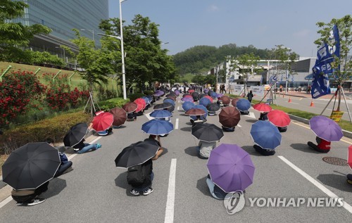 ▲ 18일 오후 충남 아산시 탕정면 삼성디스플레이 아산 2캠퍼스 앞에서 삼성디스플레이 노조원들이 임금협상 결렬 관련 규탄 집회를 하고 있다. ⓒ연합뉴스