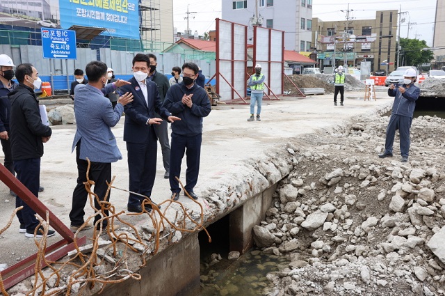 ▲ 이강덕 포항시장이 학산천 복개하천 철거 현장을 점검하고 있다.ⓒ포항시