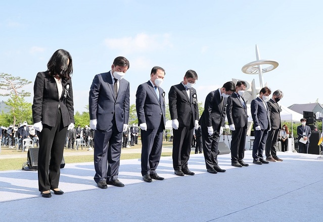 ▲ 양승조 충남도지사와 김지철 충남도교육감 등이 18일 묵념을 하고 있다.ⓒ충남도