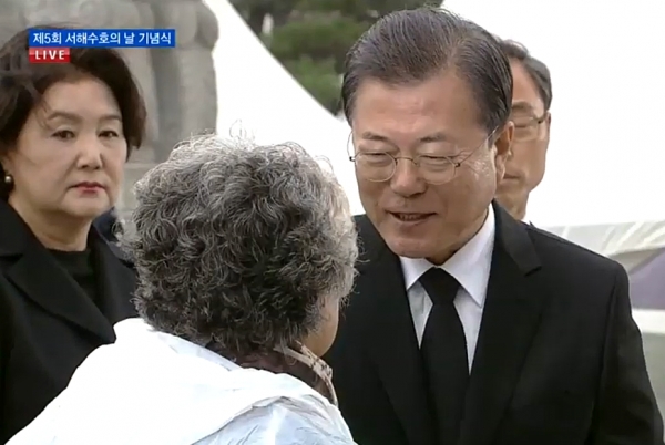 ▲ 천안함 전사자 고(故) 민평기 상사 모친 윤청자 여사를 보는 김정숙 여사의 모습. ⓒKTV 방송화면 캡처