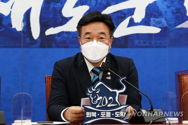 ▲ 윤호중 더불어민주당 원내대표가 지난 18일 오전 국회에서 원내대책회의를 주재하고 있는 모습. ⓒ연합뉴스