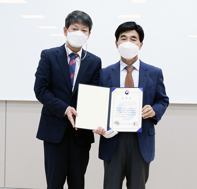 ▲ 임우현 영진사이버대 교수(사진 왼쪽)가 제40회 스승의 날을 맞아 교육부장관 표창을 수상하고 조방제 총장과 함께 기념촬영하고 있다.ⓒ영진사이버대