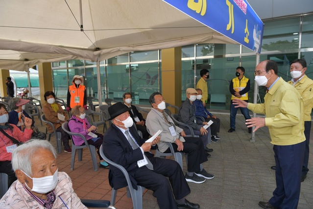 ▲ 청도군(군수 이승율)은 오는 20일부터 27일까지(주말 제외) 국민체육센터 실내체육관에 설치된 예방접종센터에서 75세 이상 어르신과 노인복지시설 입소‧종사자 등을 대상으로 코로나19 2차 예방접종을 시작한다.ⓒ청도군