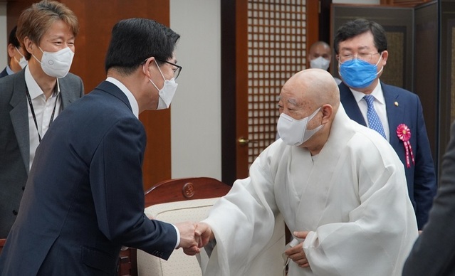 ▲ 양승조 충남도지사가 부처님 오신날인 19일 서울시 종로구 조계사 부처님오신날 봉축 법요식에 참석해 석가탄신일을 축하했다. 양 지사가 조계사에서 원행 총무원장과 악수를 하고 있다.ⓒ양승조 대선 캠프