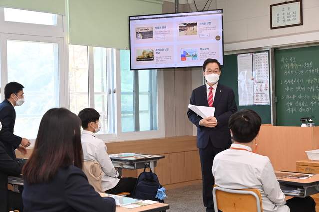 ▲ 경북교육청은 중‧고 신입생에게 스마트기기 보급한다. 사진은 지난 4월 27일 임종식 경북교육감은 울릉고등학교에서 열린 스마트기기를 활용한 수업 시연회에 참관했다.ⓒ경북교육청