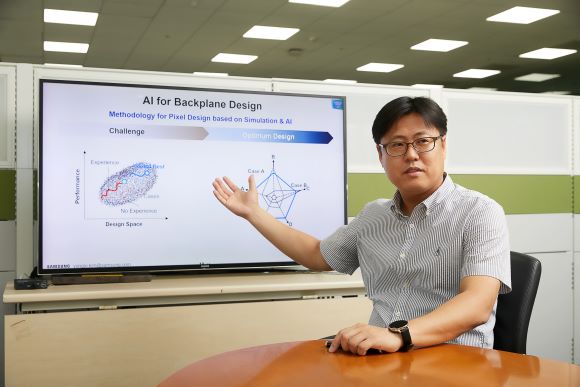 ▲ 김용조 상무가 패널 설계시 AI 기술 활용에 대해 설명하는 모습.ⓒ삼성디스플레이