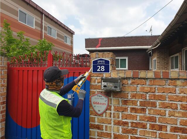 ▲ 달성군(군수 김문오)은 주소 사용 편의와 도시 미관 향상을 위해 지난 4월 20일부터 5월 20일까지 노후·훼손·멸실된 건물번호판 약 2,000개를 교체·설치해 정비 완료했다.ⓒ달성군