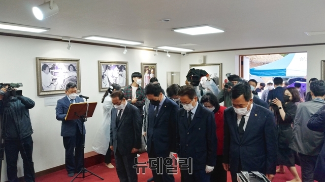 ▲ 김기현 원내대표와 이종배 정책위의장 등 국민의힘 원내지도부가 박정희 전 대통령 고향인 구미를 찾아 상모동 생가를 찾아 헌화·분양했다.ⓒ뉴데일리