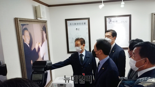 ▲ 이철우 경북도지사(왼쪽)가 박정희 대통령 생가에서 김기현 원내대표 등을 만나고 있다.ⓒ뉴데일리