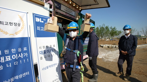 ▲ 지난 18일 서울 강서구 방화동 DL이앤씨 서남물재생센터 현장에 근로자들을 위한 커피차가 배달됐다. ⓒ DL이앤씨