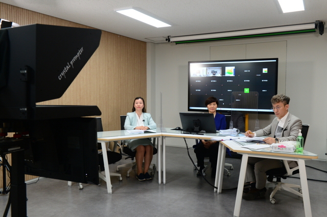 ▲ 대구보건대학교 영송관 3층에 위치한  패널식 스튜디오에서 원격지원센터 관계자들이 온라인 회의를 진행하고 있다.ⓒ대구보건대