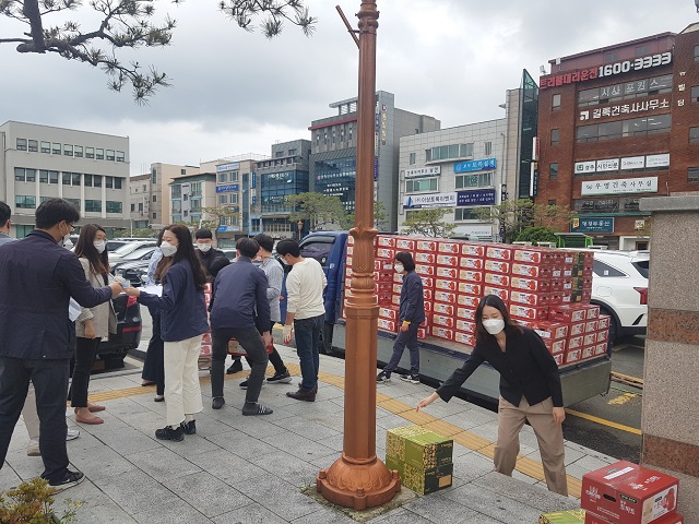 ▲ 경주시는 경주시청 직원을 대상으로 ‘이사금 토마토’ 팔아주기 행사를 가졌다.ⓒ경주시