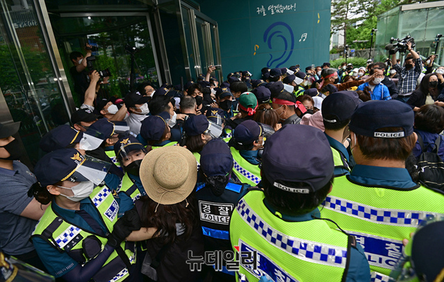 ▲ 20일 유흥업소 점주들이 오세훈 서울시장을 면담하려 서울시청에 들어가려다 경찰과 대치하고 있다. ⓒ정상윤 기자