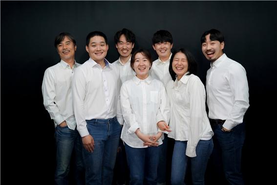 ▲ 왼쪽부터 이해성(작가·연출), 오찬혁(누누 役), 이요셉(나나役), 손아진(조연출), 박현민(청소 役), 윤새얀(이소 役), 김재환(미소 役).ⓒ극단고래