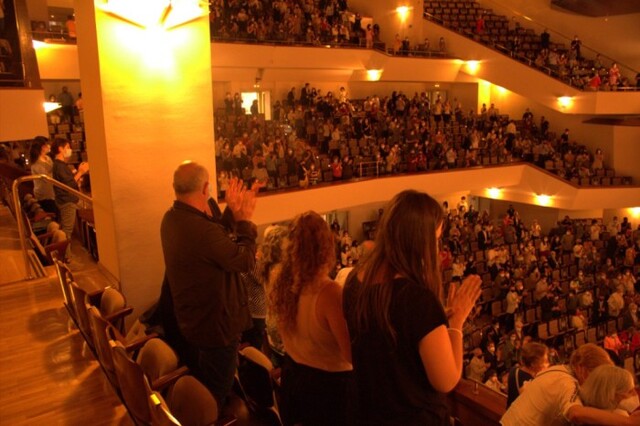 ▲ 박혜상 리사이틀에서 기립박수를 보내는 스페인 관객들.ⓒ유니버설뮤직