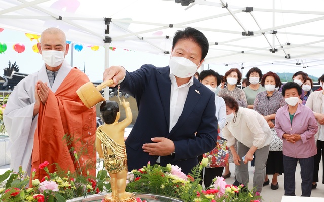 ▲ 이병환 성주군수가 ‘불기2565년 부처님오신날’을 맞아 성주읍 관운사를 시작으로 선남면 대흥사까지 4개소를 방문했다.ⓒ성주군