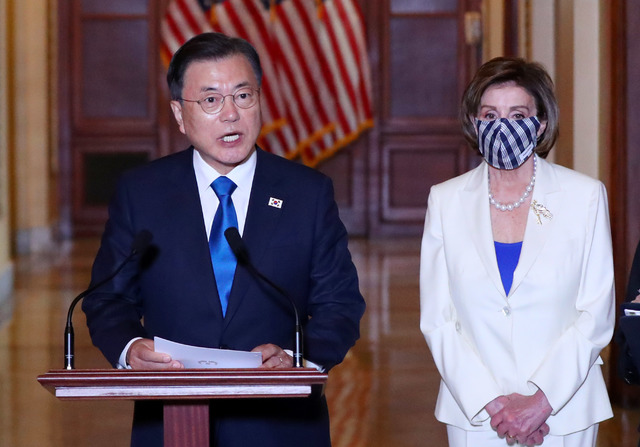 ▲ 문재인 대통령이 20일 오후(현지시간) 미국 워싱턴 국회의사당을 방문해 낸시 펠로시 미국 연방하원의회 의장과 간담회를 하기에 앞서 발언을 하고 있다. ⓒ뉴시스