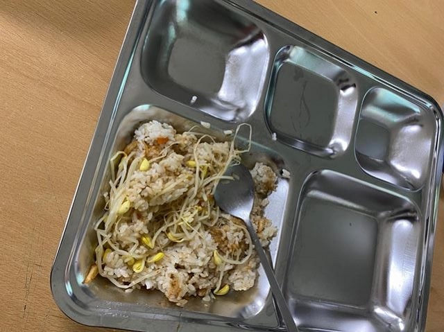 ▲ 자신을 국군지휘통신사령부 예하부대 병사라고 밝힌 한 누리꾼이 지난 20일 '육군훈련소 대신 전해드립니다' 페이스북 커뮤니티 페이지에 제보한 이달 10일 격리장병 점심 메뉴 사진.ⓒ'육군훈련소 대신 전해드립니다' 페이스북 캡처