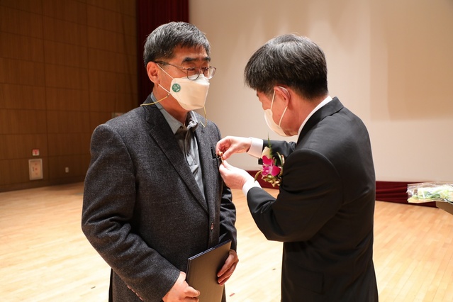 ▲ 금오공과대학교(총장 이상철)가 개교기념일(5월 22일)을 맞아 21일 본관 대강당에서 ‘개교 41주년 기념식’을 개최했다(사진은 좌측부터 대통령 표창을 받은 최낙렬 교수, 이상철 총장)ⓒ금오공대