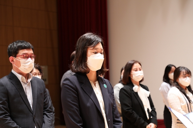 ▲ 대학 발전을 위해 기여한 직원 및 학생에게 공로상 및 특별상이 수여됐으며, 전자공학부 이영순 교수(40년 근속상), 도서관 이병희 사서주사(30년 근속상)를 비롯해 총 60명이 수상의 영예를 안았다.ⓒ금오공대