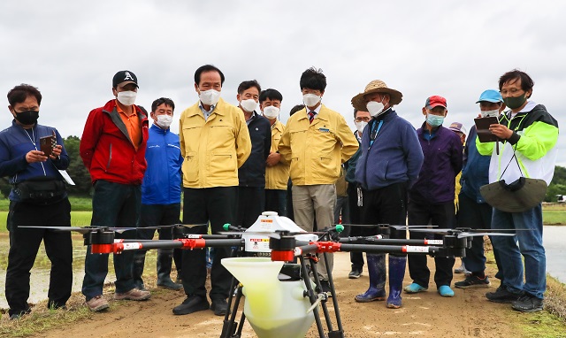 ▲ 의성군(군수 김주수)은 ‘드론활용 벼 직파재배 연시회’를 진행했다.ⓒ의성군