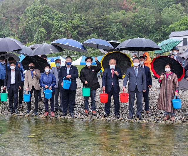 ▲ 월성본부는 문무대왕면 대종천 일원에서 은어 방류 행사를 시행했다.ⓒ월성본부