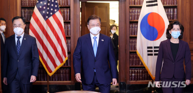 ▲ 미국을 방문중인 문재인 대통령이 21일 오전(현지시간) 미국 워싱턴 미상무부에서 열린 한미비즈니스라운드테이블에 참석해 문승욱 산업통상자원부장관, 지나 러몬도 미국 상무장관과 기념촬영을 하고 있다ⓒ뉴시스