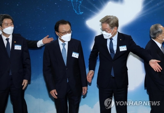 ▲ 이재명 경기도지사가 21일 이해찬 전 민주당 대표와 처음으로 공식석상에 모습을 드러냈다. ⓒ연합뉴스