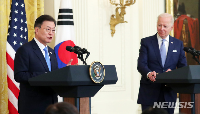▲ 문재인 대통령과 조 바이든 미국 대통령이 21일 오후(현지시간) 한-미 정상회담을 마치고 백악관 이스트룸에서 공동 기자회견을 하고 있다. ⓒ뉴시스