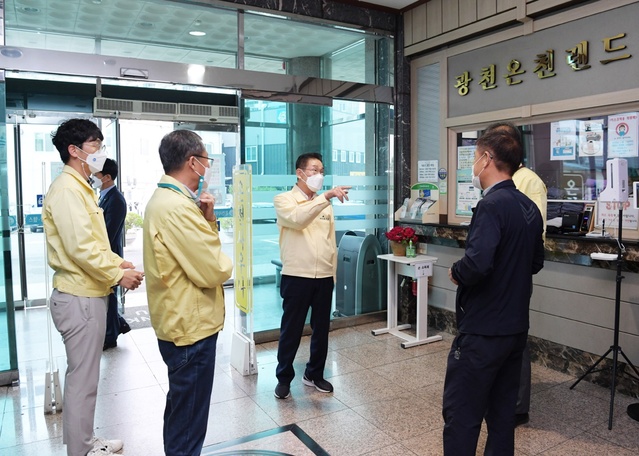 ▲ 영천시(시장 최기문)는 21일, ‘코로나19 방역수칙 현장점검의 날’을 운영함에 따라 관내 목욕장업을 방문해 시설을 집중 점검하고 현장의 의견을 청취하는 등 적극적인 방역 관리에 나섰다.ⓒ영천시