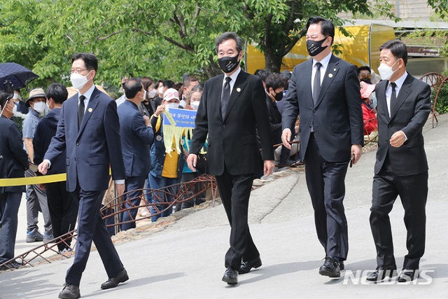 ▲ 김경수(왼쪽부터) 경남도지사, 더불어민주당 이낙연 전 대표, 김두관 의원이 23일 경남 김해시 진영읍 봉하마을에서 엄수된 노무현 전 대통령 서거 12주기 추도식에 입장하고 있다.ⓒ뉴시스