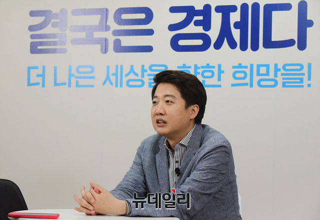 ▲ 지난 21일 서울 여의도 '희망22' 사무실에서 본지와 인터뷰 중인 국민의힘 당대표 후보 이준석 전 최고위원. ⓒ이종현 기자