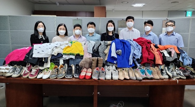 ▲ 농협은행 충청심사센터 임직원들은 어려운 이웃을 돕고 ESG 경영 실천을 위한 비대면 헌 옷과 운동화 기부 나눔 캠페인을 실천했다. ⓒ농협은행 충청심사센터
