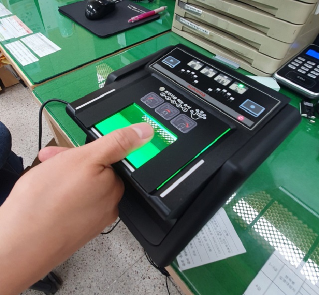 ▲ 신규 주민등록증 발급자가 전자 지문등록을 하고 있다.ⓒ경주시