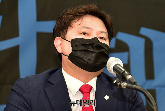 ▲ 박주현 변호사가 박근혜 전 대통령 탄핵은 헌법재판소가 '불고불리 원칙'을 위반한 것으로, 이는 재심사유가 된다고 말하고 있다. ⓒ정상윤 기자