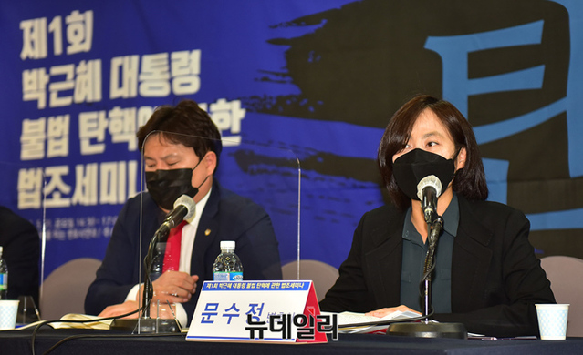 ▲ 문수정(오른쪽) 변호사가 박근혜 전 대통령 탄핵의 근저에는 여성혐오라는 1차원적 감정이 있었다고 발표하는 모습이다. ⓒ정상윤 기자