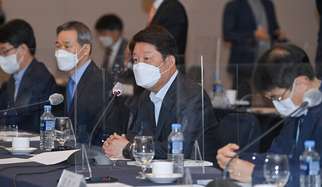 ▲ 권영진 대구시장은 협의회에서 “코로나19에 대응하는 과정에서 국가재정 부담이 가중됨에 따라 내년도 국비 확보 여건이 녹록지 않다”면서 “조속한 일상 회복과 경제 대도약을 위해 지역 정치권과 한마음 한뜻으로 국비 확보와 현안 해결에 총력을 기울여 나가겠다”는 각오를 밝혔다.ⓒ대구시