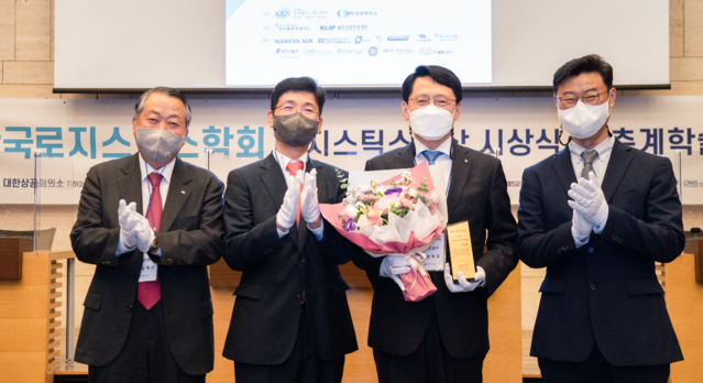 ▲ 대한항공이 지난 5월 21일(금) 오후 대한상공회의소에서 열린 제 24회 '로지스틱스대상' 시상식에서 대기업 부문 대상을 수상했다. 

사진은 왼쪽부터 심재선 물류산업진흥재단 이사장, 권오경 한국로지스틱스학회 고문, 엄재동 대한항공 화물사업본부장, 김대기 한국로지스틱스학회 회장이 기념촬영을 하고 있는 모습. ⓒ 대한항공