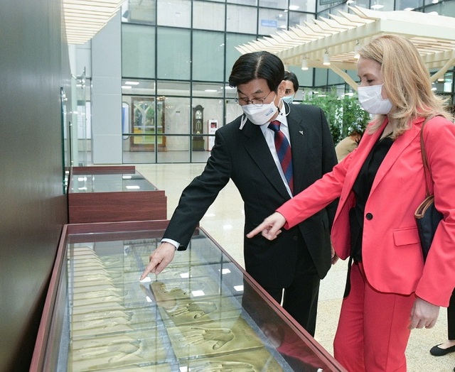 ▲ 글로리아 시드 주한칠레대사 24일 세종시청을 방문해 이춘희 세종시장과 함께 홍보체험관을 들러 보고 있다.ⓒ세종시