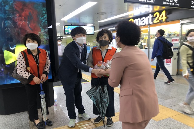 ▲ 이준석 전 최고위원이 24일 오전 대구 1호선 상인역 앞에서 출근길 인사를 하고 있다.ⓒ이준석 전 최고위원측 제공