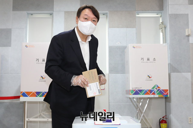 ▲ 윤석열 전 검찰총장이 지난 4월2일 오전 서울 서대문구 남가좌1동 주민센터에 마련된 4.7재보궐선거 사전투표소를 찾아 투표를 하고 있는 모습. ⓒ이종현 기자