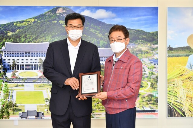 ▲ 구미시(시장 장세용)는 2021년 5월 24일 경북도청 안민관에서 열린 ‘2020년 시·군 제안제도 운영평가’ 시상식에서 작년에 이어 2년 연속 우수상을 받았다.ⓒ구미시