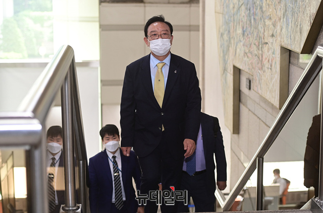 ▲ 송철호 울산시장이 24일 서울중앙지법 형사21부(장용범 부장판사) 심리로 열린 공직선거법 위반 혐의 재판에 출석하고 있다. ⓒ정상윤 기자