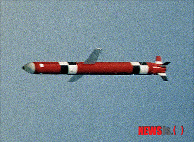 ▲ 2013년 2월 언론에 모습을 드러낸 순항미사일 현무-3C. 약점은 속도가 마하 0.8 정도에 불과하다는 점이다. ⓒ뉴시스. 무단전재 및 재배포 금지.