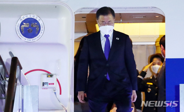 ▲ 3박5일간의 미국 방문 일정을 마치고 지난 23일 밤 성남 서울공항을 통해 귀국하는 문재인 대통령. ⓒ뉴시스