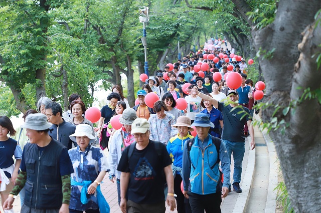 ▲ 2019년 보문호반 힐링걷기대회 행사에 관광객들이 참여하고 있다.ⓒ경북관광공사