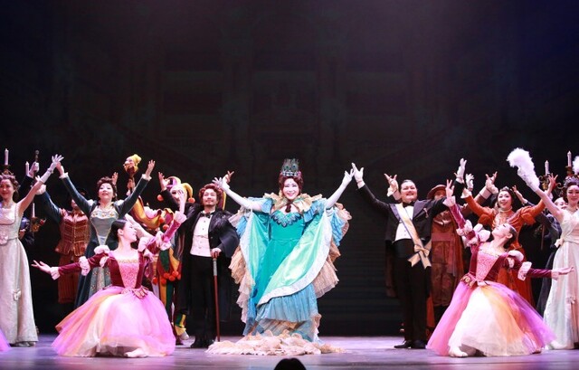 ▲ 뮤지컬 '팬텀' 공연 장면('밤을 위한 준비' 신영숙·정철호 ).ⓒEMK뮤지컬컴퍼니